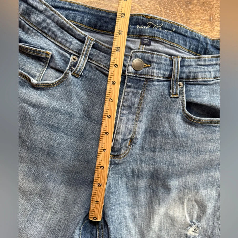 Universal Threads lightly distressed‎ cuffed Bermuda short. Sz 14WR